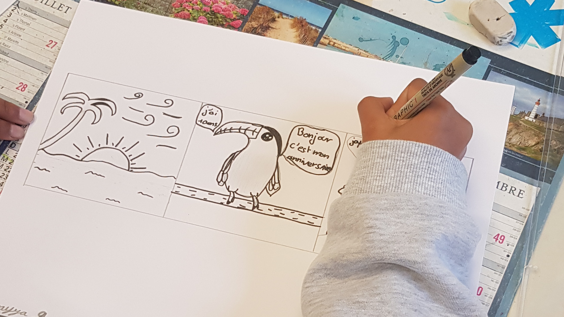 Enfants en train de colorier leurs oiseaux tropicaux